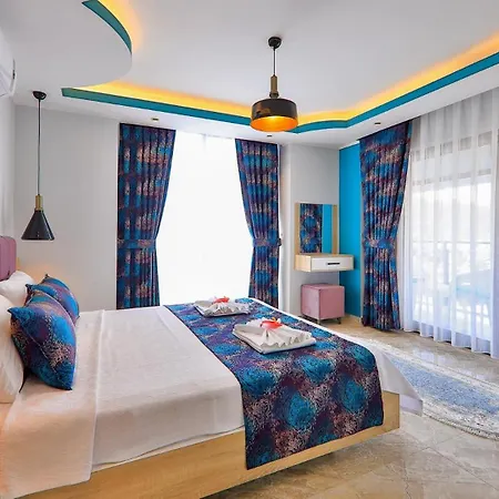 5 Bedroom Luxury With Private Pool *