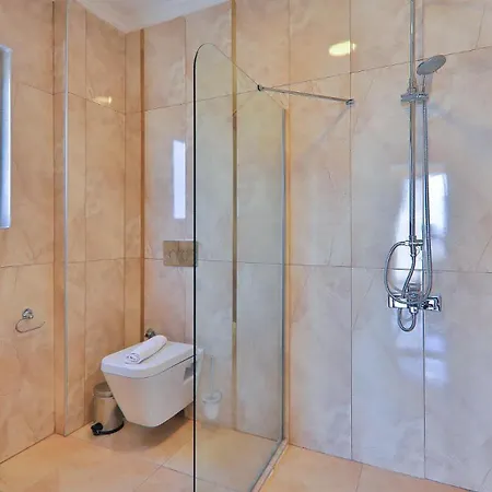 5 Bedroom Luxury With Private Pool *