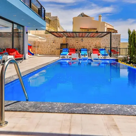 5 Bedroom Luxury With Private Pool *