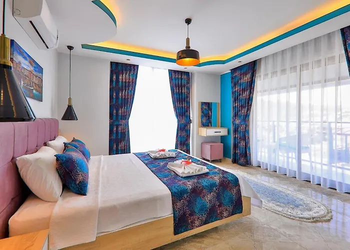 5 Bedroom Luxury With Private Pool *