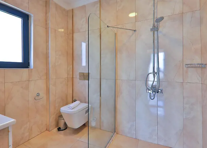 5 Bedroom Luxury With Private Pool *